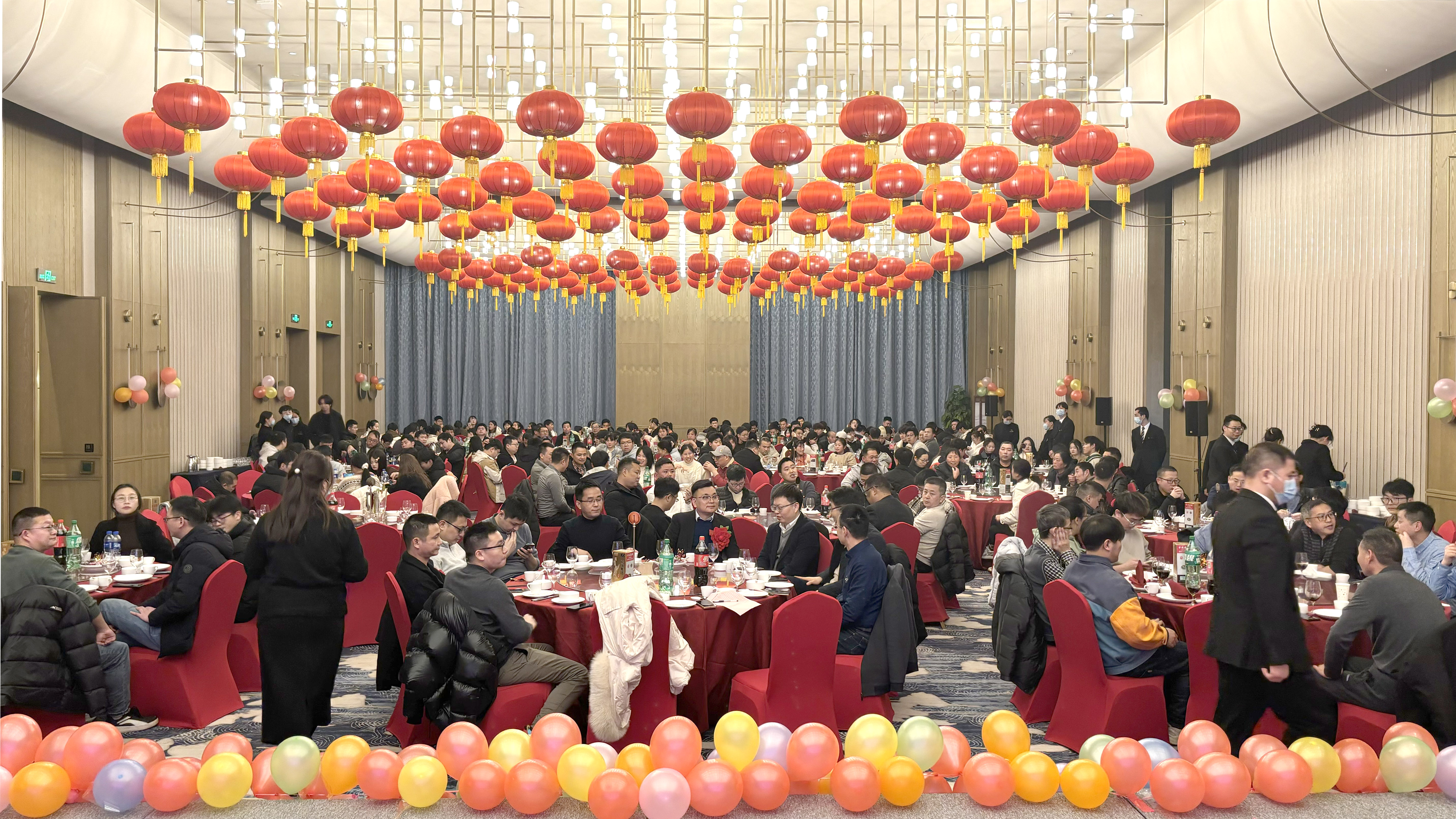 乘风破浪创佳绩 继往开来铸辉煌  龙八头号微2023年度表彰大会暨2024年迎春晚会胜利召开